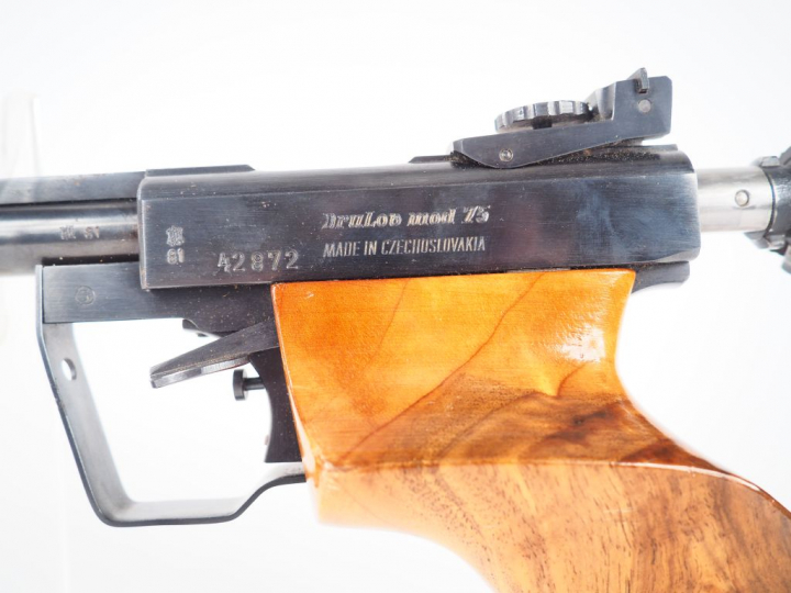 Pistolet mono coup Drulov modèle 75 calibre 22LR nr 42872. Arme de cat