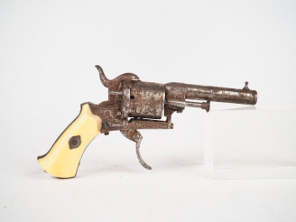 Vente aux enchères Superbe petit revolver système lefaucheux en calibre 5 mm à broche, ca