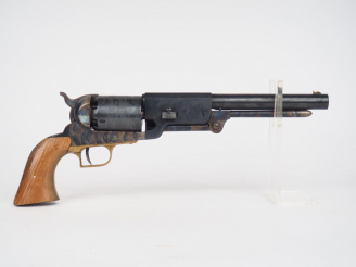 Vente aux enchères Réplique italienne d'un revolver Colt Dragoon calibre 44 numéro 7152. 
