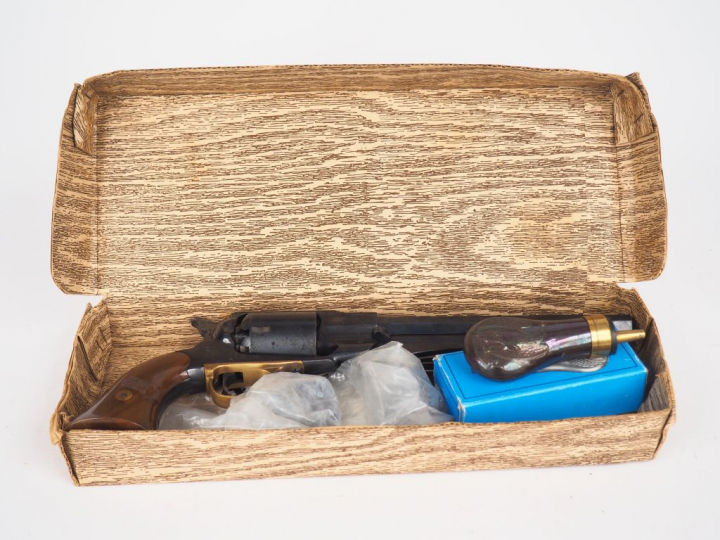 Réplique italienne d'un revolver Remington 1858 en calibre 44 fabricat