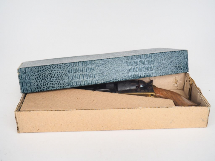 Réplique italienne d'un revolver colt Pocket calibre 31 à poudre noire