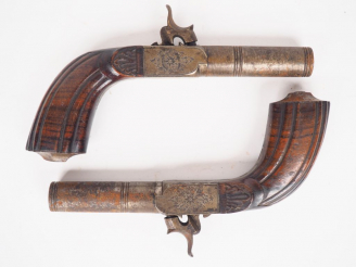 Vente aux enchères Paire de pistolets à coffre et à percussion de belle facture, canons r
