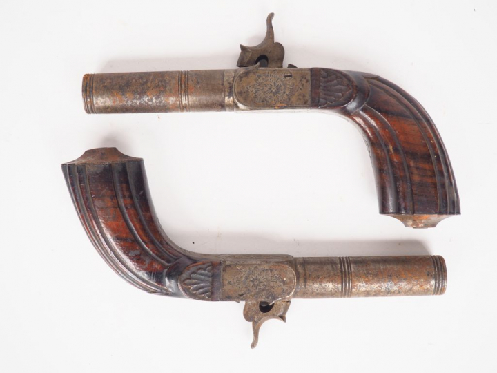 Paire de pistolets à coffre et à percussion de belle facture, canons r