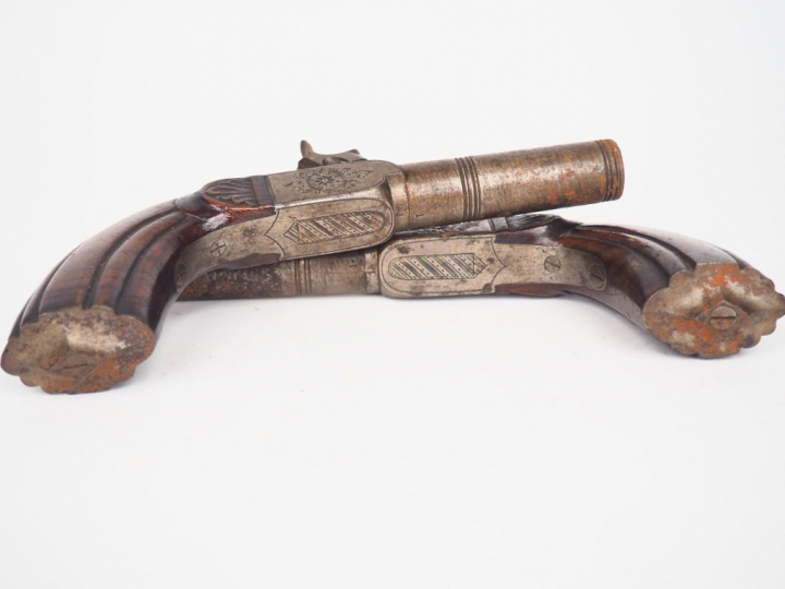 Paire de pistolets à coffre et à percussion de belle facture, canons r