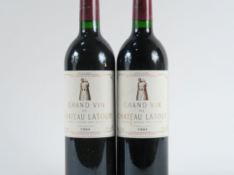 Vente aux enchères 2 BOUTEILLES CHÂTEAU LATOUR 1er GCC PAUILLAC - 1994 - BG+