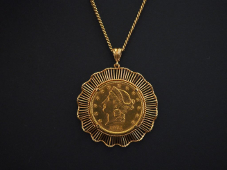 Vente aux enchères Chaine en or jaune, maille gourmette et pendentif en or jaune, serti e