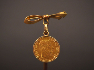 Vente aux enchères Broche en forme de noeud de ruban en plaqué or, ornée d’une pièce de 2