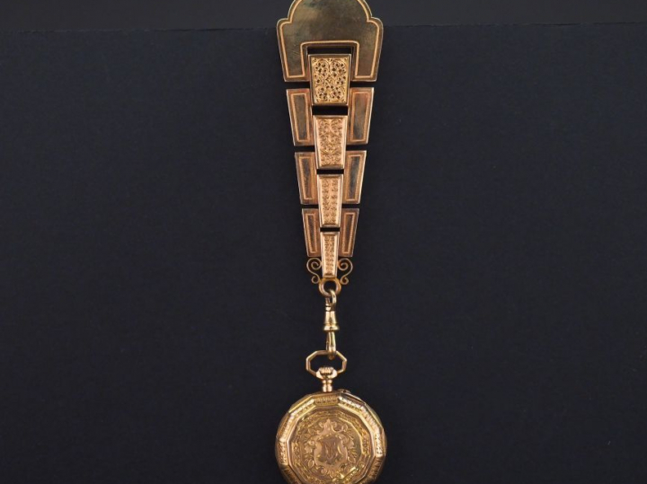Montre de col et une châtelaine en or jaune.  Cadran émaillé à chiffre