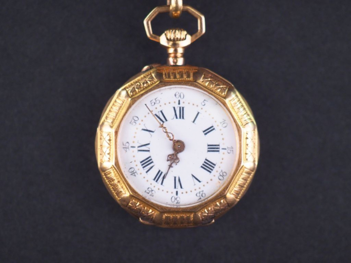 Montre de col et une châtelaine en or jaune.  Cadran émaillé à chiffre
