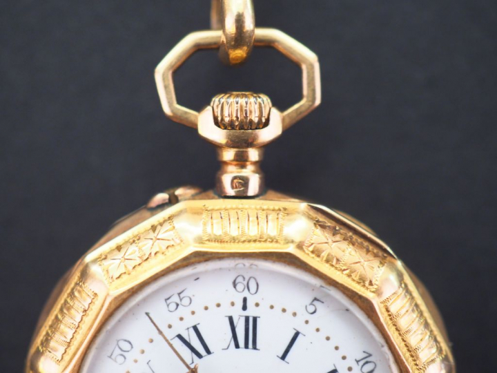 Montre de col et une châtelaine en or jaune.  Cadran émaillé à chiffre