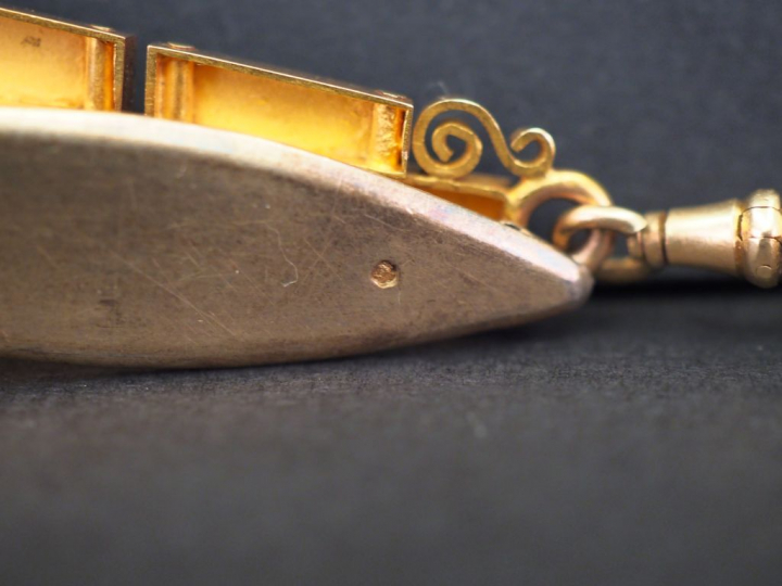 Montre de col et une châtelaine en or jaune.  Cadran émaillé à chiffre