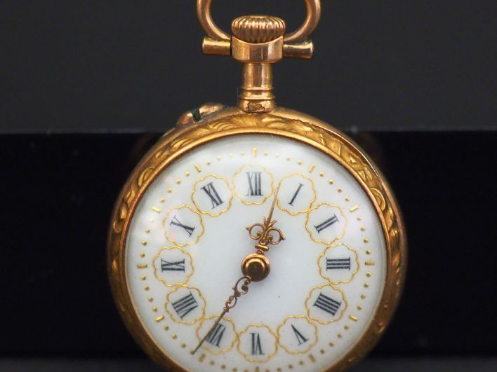 	Montre de col en or jaune. Le revers à décor d’une étoile et d’un cro