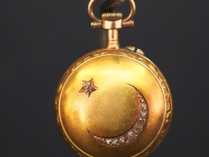 	Montre de col en or jaune. Le revers à décor d’une étoile et d’un cro
