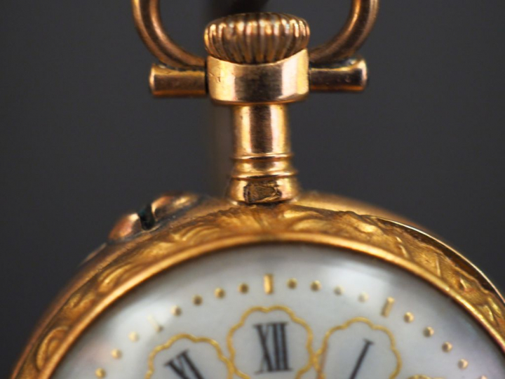 	Montre de col en or jaune. Le revers à décor d’une étoile et d’un cro