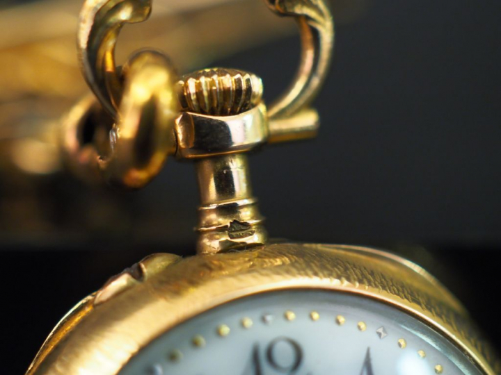 	Montre de col et sa broche en or jaune.  La broche, à décor de couron