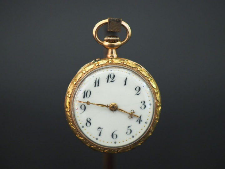 Montre de col en or jaune, à décor de guirlande de feuillage. Cadran é