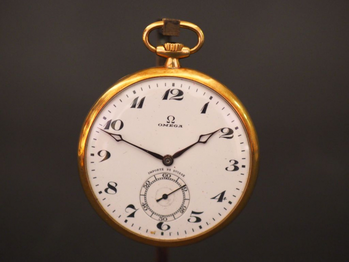 	OMEGA Montre de gousset en or jaune.  Le revers, à décor de motifs gé