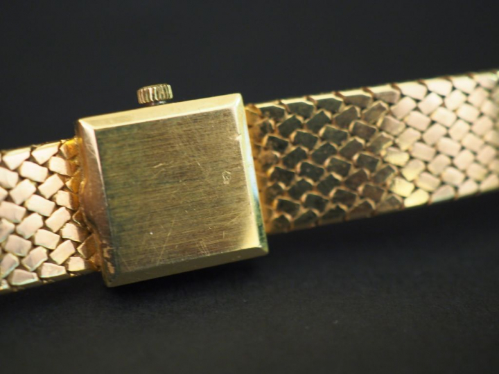OMEGA. Montre bracelet de dame en or jaune. Bracelet souple, maille pl