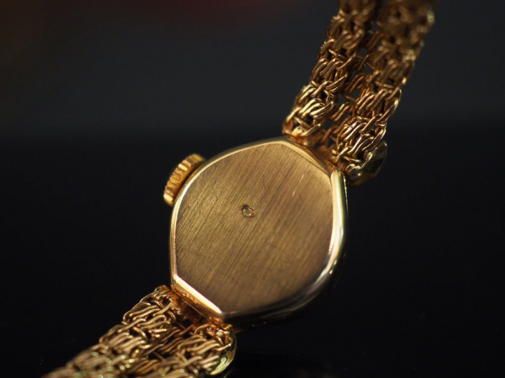 	LORD Montre bracelet de dame  de style 1930 en or jaune. Cadran rond.