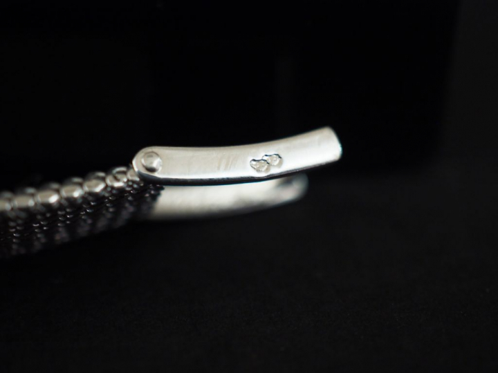 ARIEL Montre bracelet de dame en or blanc.  Boitier serti de deux cour