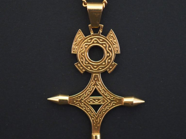 Pendentif en forme de croix du Sud et sa chaine en or jaune. Long de l
