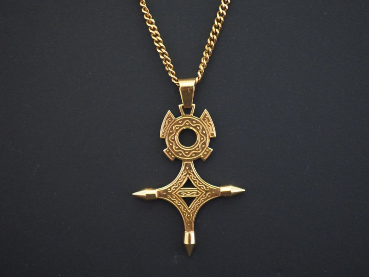 Pendentif en forme de croix du Sud et sa chaine en or jaune. Long de l