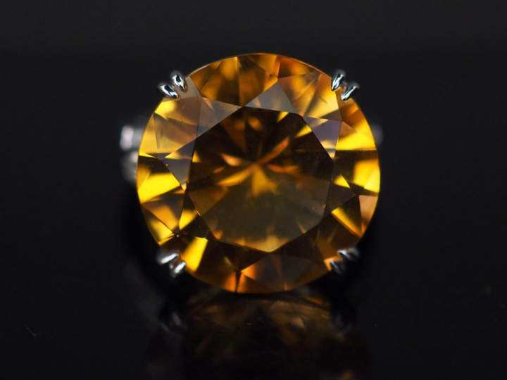	MAUBOUSSIN  Bague arbre d’éternité en or gris, sertie en son centre d