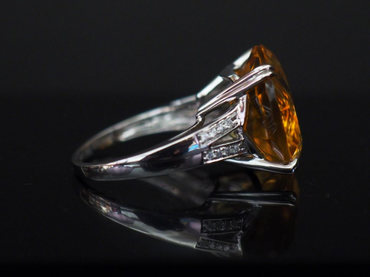 	MAUBOUSSIN  Bague arbre d’éternité en or gris, sertie en son centre d