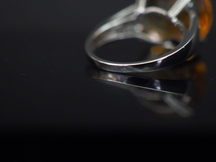 	MAUBOUSSIN  Bague arbre d’éternité en or gris, sertie en son centre d