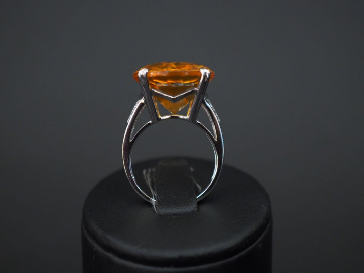 	MAUBOUSSIN  Bague arbre d’éternité en or gris, sertie en son centre d