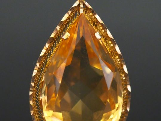 	Pendentif en forme de goutte en or jaune, serti d’un quartz.  Jolie m