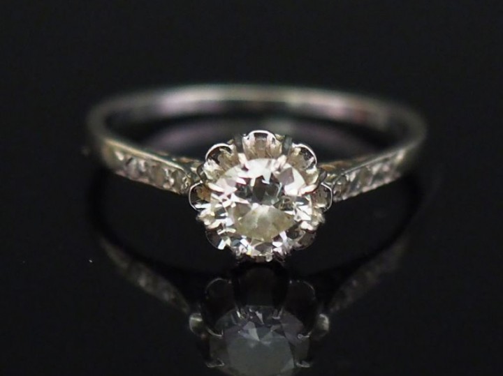 	Bague en or blanc, sertie en son centre d’un diamant solitaire taille