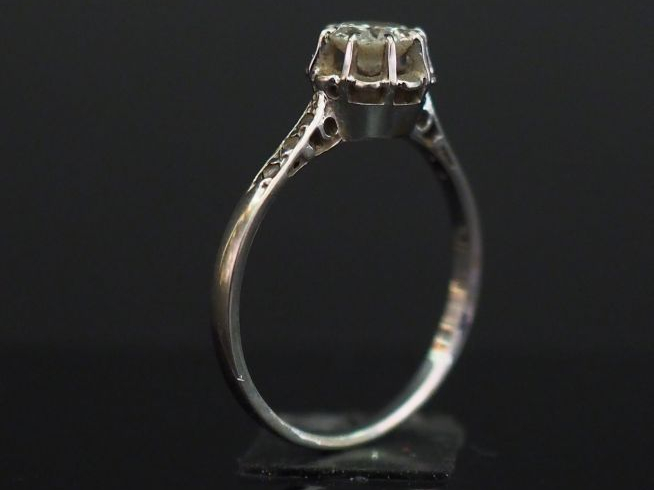 	Bague en or blanc, sertie en son centre d’un diamant solitaire taille