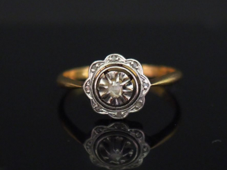 Vente aux enchères Bague en or jaune en forme de fleur, sertie en son centre d’une petit 