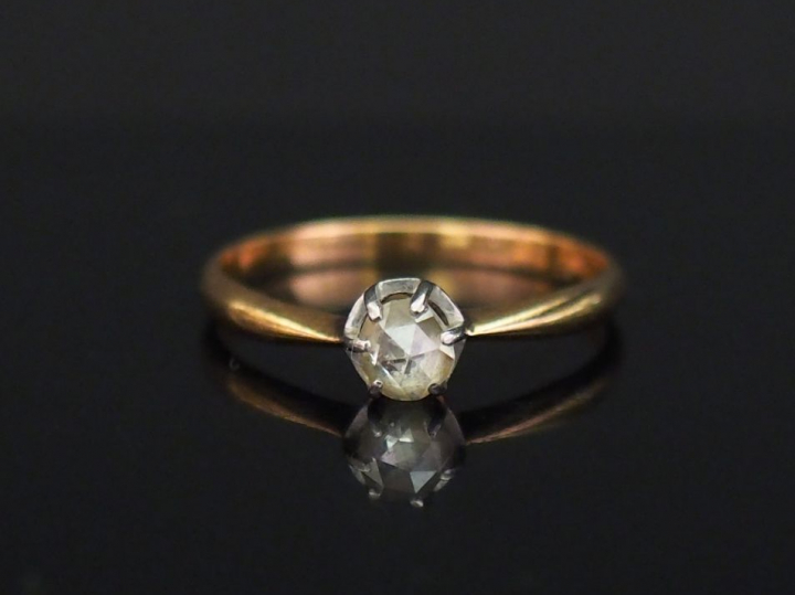 	Bague en or jaune, sertie en son centre d’un diamant solitaire taillé