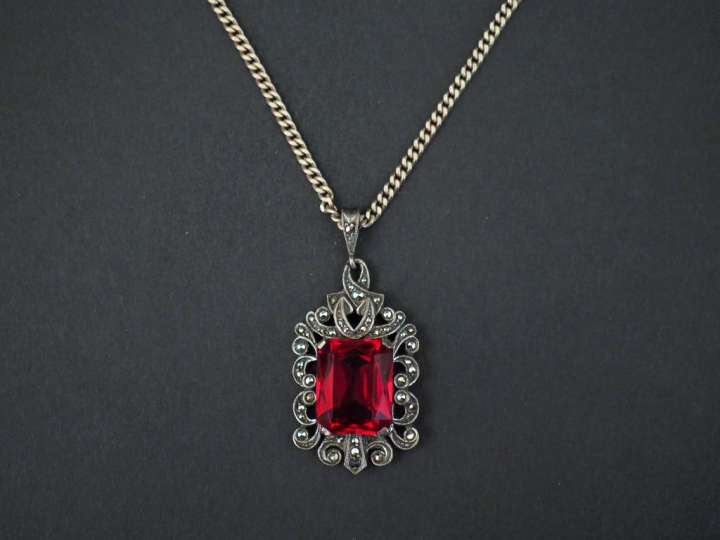 	Pendentif et sa chaine en argent, serti de pierres fantaisie. Poids t