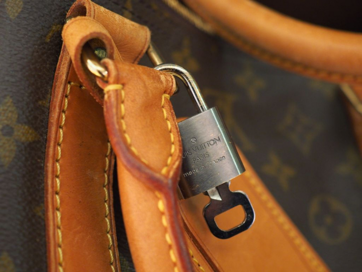 Louis VUITTON  Sac de voyage Keepall 60 en cuir monogrammé.  Double po