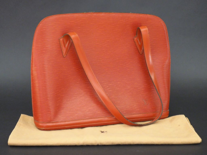 LOUIS VUITTON Sac en cuir marron, modèle "Lussac", avec sa housse.