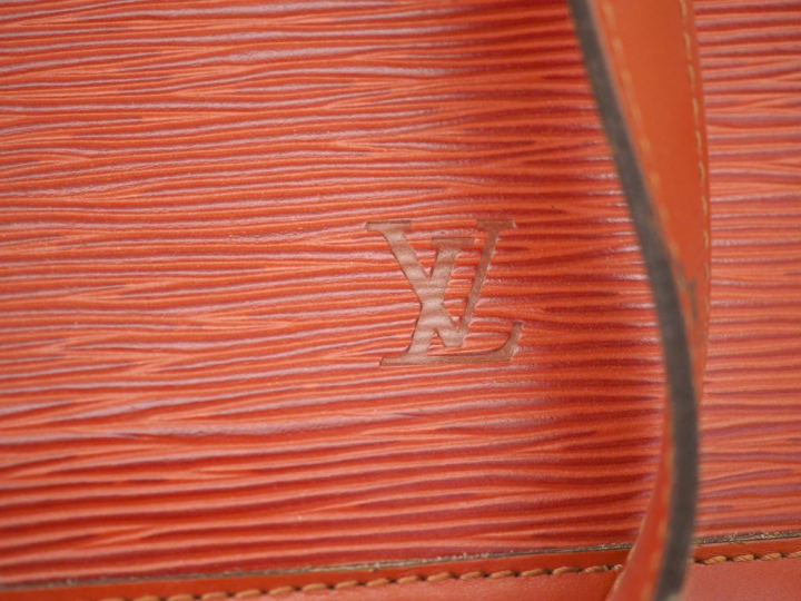 LOUIS VUITTON Sac en cuir marron, modèle "Lussac", avec sa housse.
