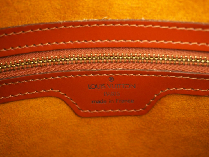 LOUIS VUITTON Sac en cuir marron, modèle "Lussac", avec sa housse.
