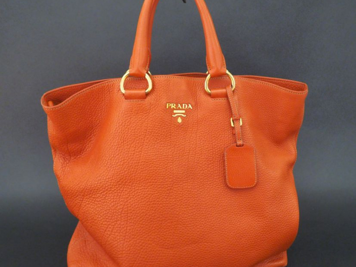 PRADA  Sac cabas en cuir marron. Avec sa housse. 40 x 43,5 cm