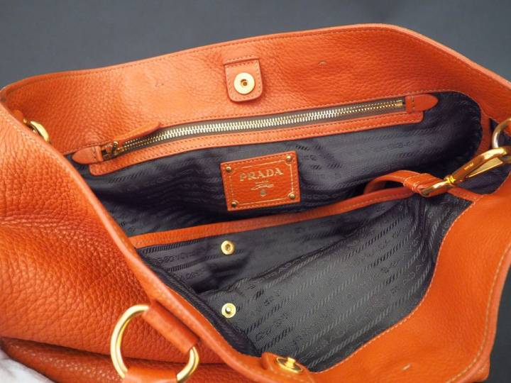 PRADA  Sac cabas en cuir marron. Avec sa housse. 40 x 43,5 cm