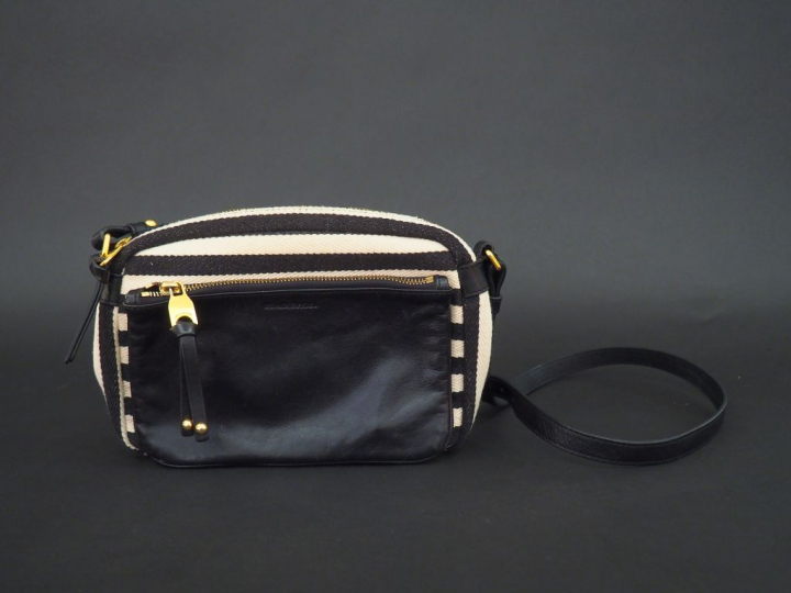 Sonia RYKIEL Sac bandoulière en cuir noir et tissu rayé crème et noir.