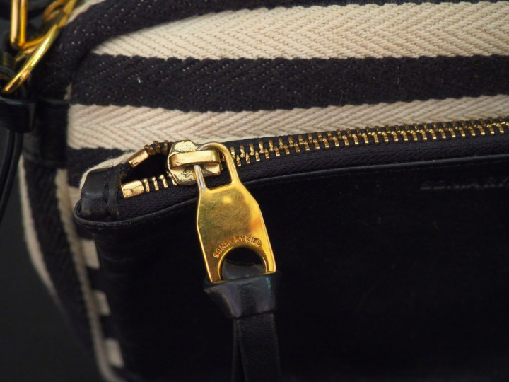Sonia RYKIEL Sac bandoulière en cuir noir et tissu rayé crème et noir.