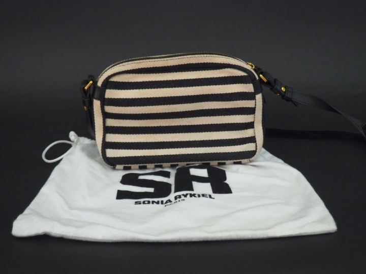 Sonia RYKIEL Sac bandoulière en cuir noir et tissu rayé crème et noir.
