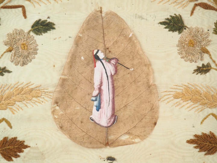 Soie brodée Restauration à décor de fleurs et d'un personnage extrême-