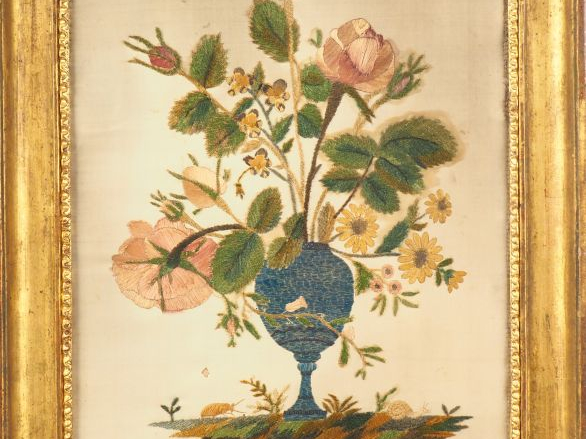 Soie brodée Restauration à décor polychrome d'un vase de fleurs. Signé