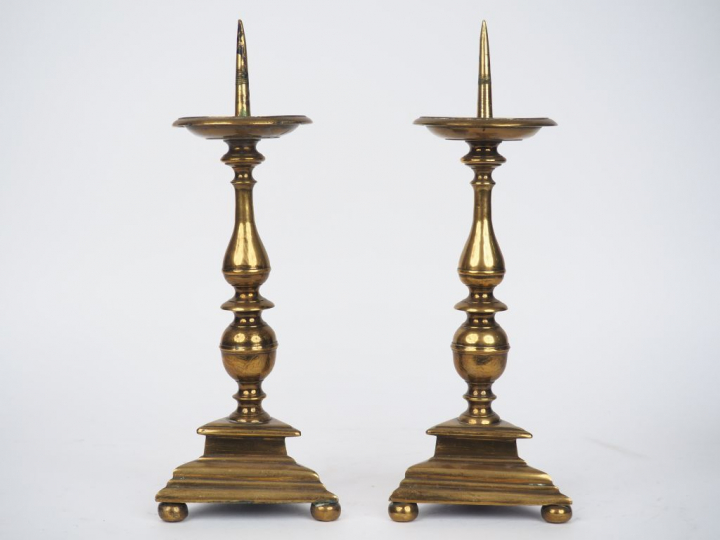 Paire de pique-cierges Louis XIII en bronze, piètement tripode. H. 36,