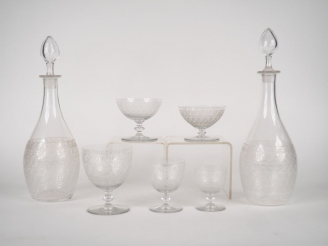 Vente aux enchères BACCARAT. Partie de service de verres en cristal gravé modèle "Rohan" 