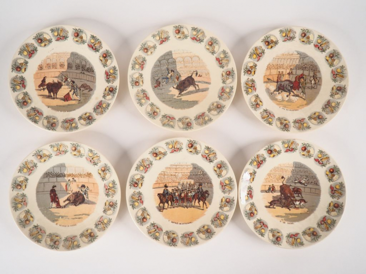 Suite de 12 assiettes en faïence polychrome de Sarreguemines à décor d